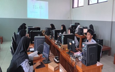Antusiasme Santri TKJ SMK Al-Fathimiyah Pelajari Jaringan dengan Router MikroTik